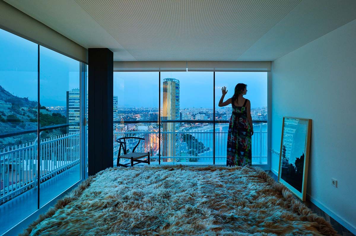 Dormitorio vista nocturna. Reforma de ático en Alicante por Araque Maqueda Construcción