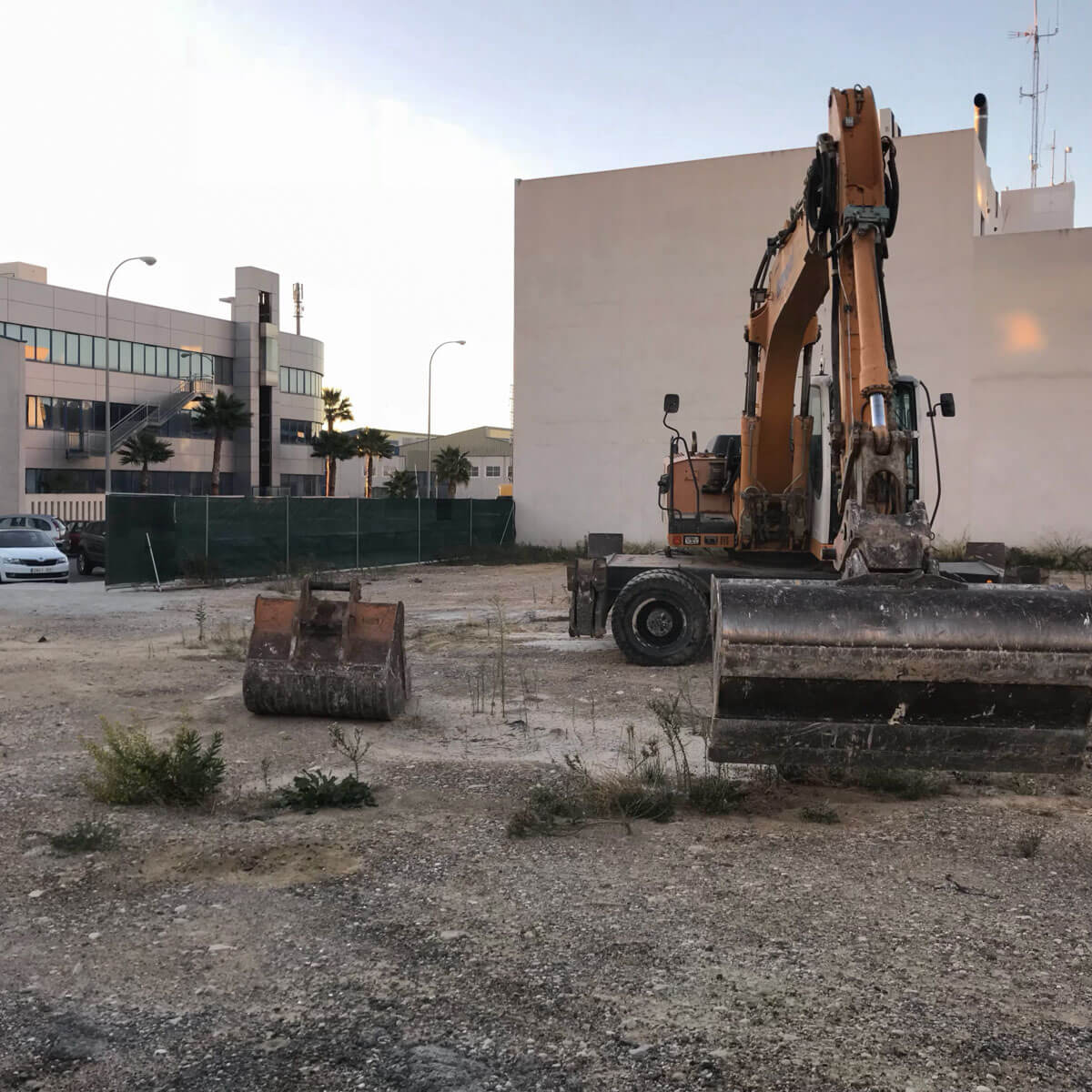 desbroce terreno de una nave industrial en Alicante por Araque Maqueda