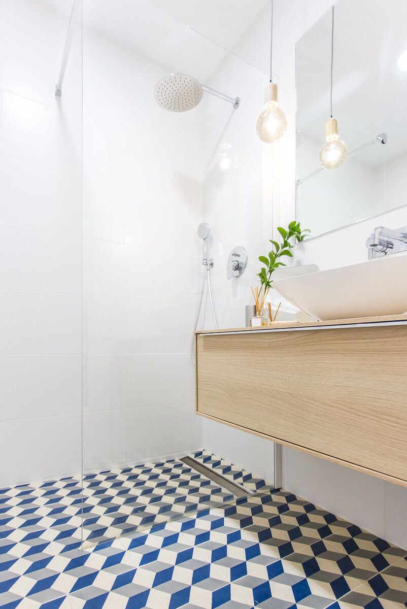 Mampara ducha de reforma de apartamento en Alicante por Araque Maqueda