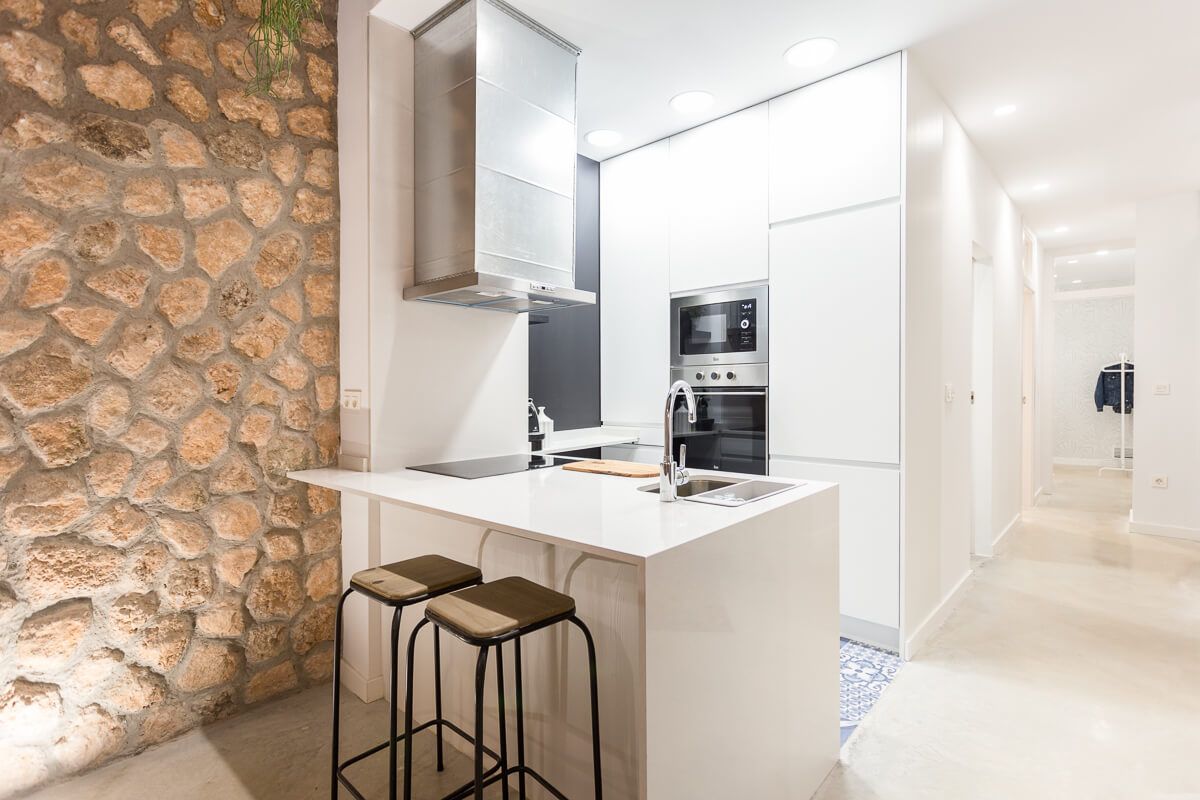 Cocina de reforma de apartamento en Alicante por Araque Maqueda