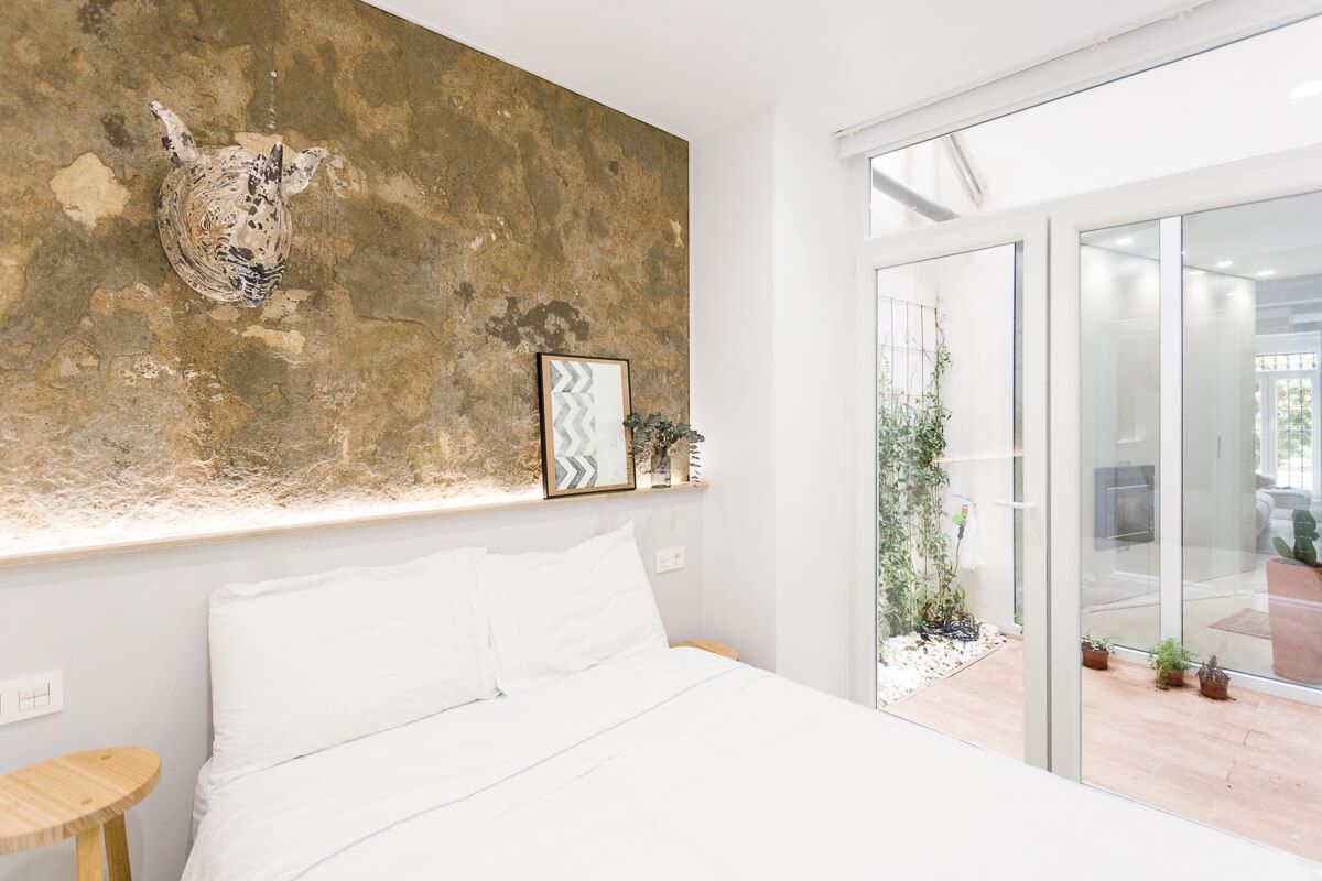 Dormitorio y patio Baño privado de reforma de apartamento en Alicante por Araque Maqueda