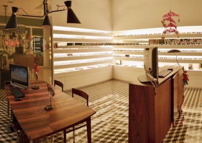 Refurbishment of a commercial area into an optical shop in Murcia