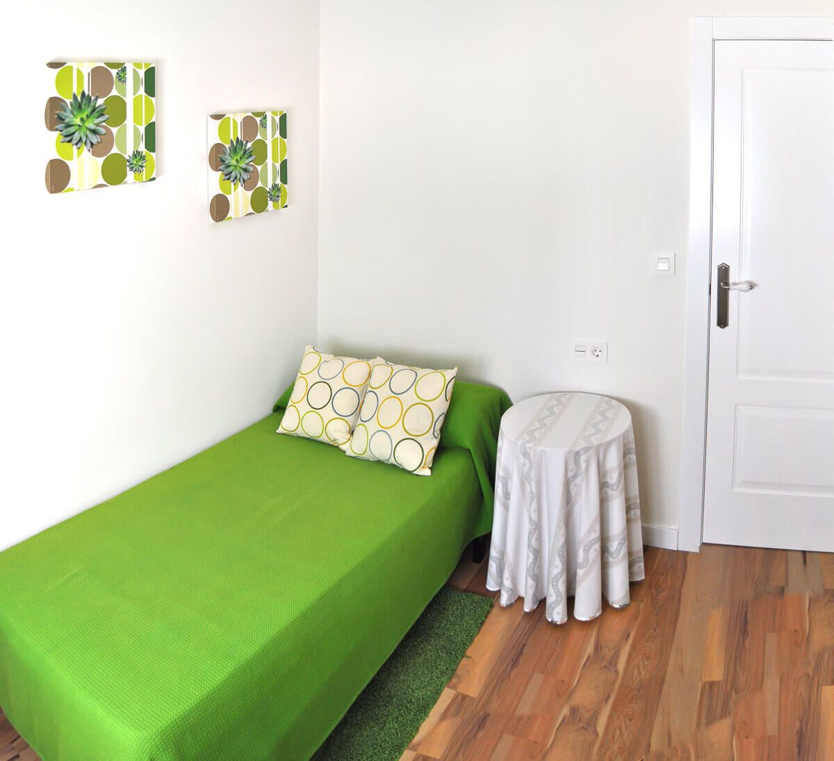 Dormitorio verde. Reforma casa de campo en pinoso Alicante por Araque Maqueda construccion