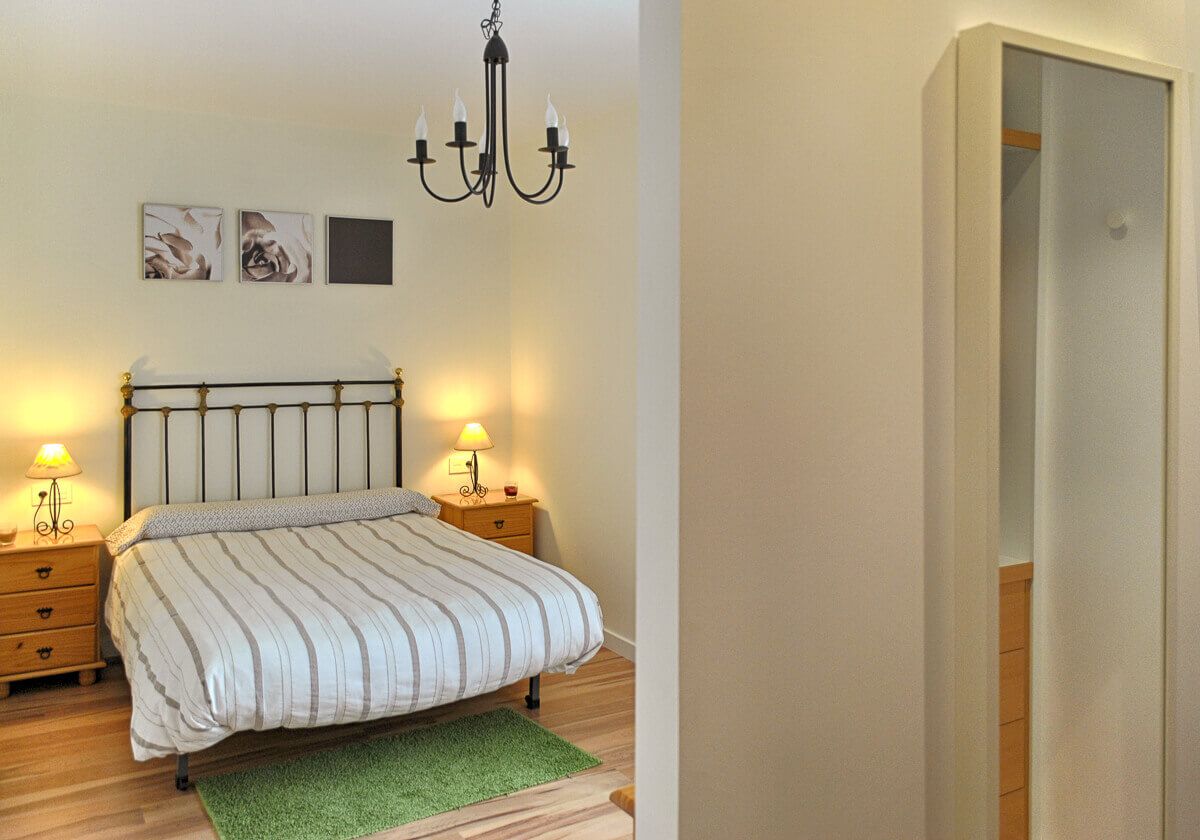 Dormitorio desde vestidor. Reforma casa de campo en pinoso Alicante por Araque Maqueda construccion