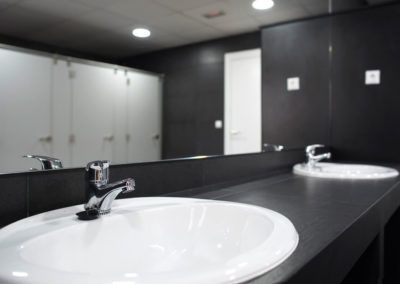 Lavabo. Adaptación de nave industrial a gimnasio por Araque Maqueda Construcción y Reformas