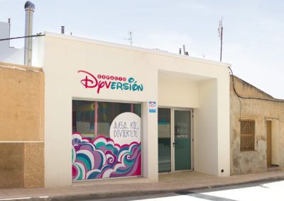 fachada de construccion local infantil en Pinoso (Alicante) por Araque Maqueda