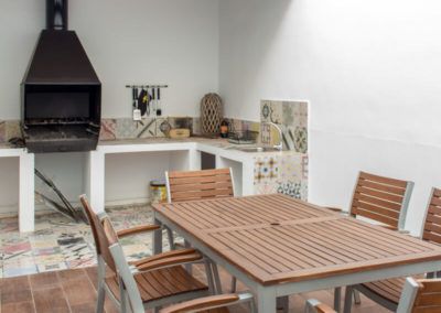 mesa patio Reforma de adosado en Pinoso por Araque Maqueda