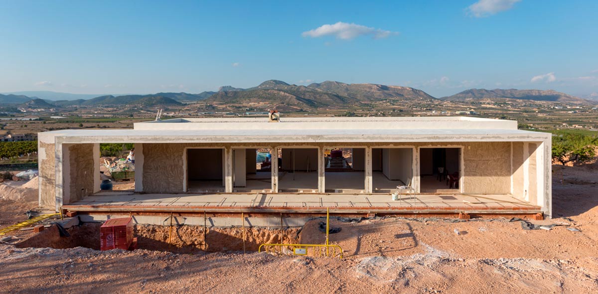 Fachada en obra de proyecto de chalet en Hondón de las Nieves (Alicante) por Araque Maqueda