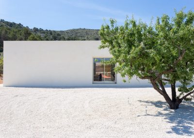 Parte trasera de Chalet minimalista en Hondon de las Nieves (Alicante) por Araque Maqueda