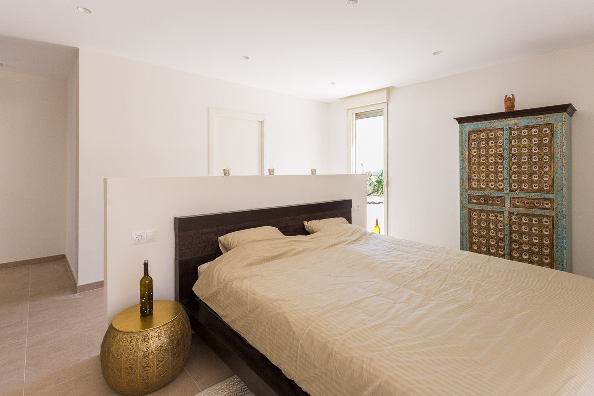 Habitación de matrimonio Chalet minimalista en Hondon de las Nieves (Alicante) por Araque Maqueda