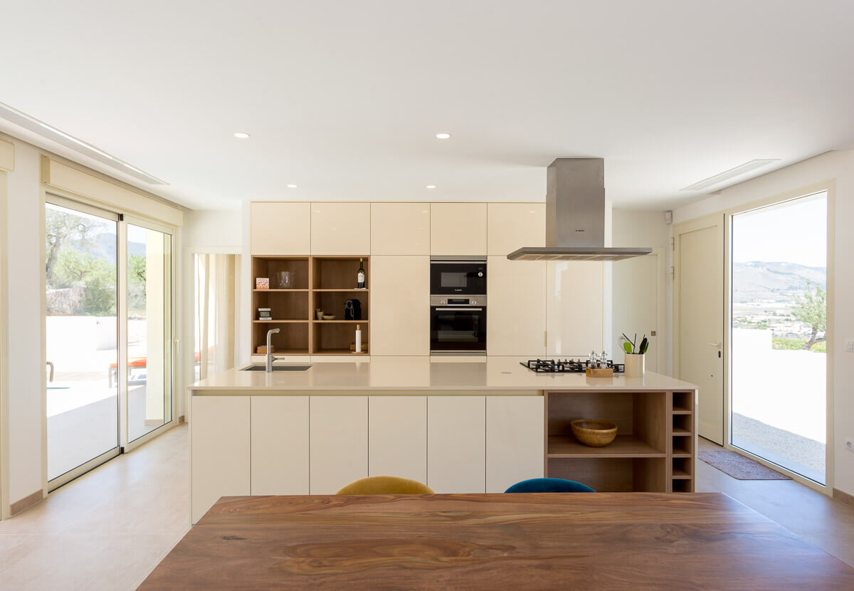 Cocina Chalet minimalista en Hondon de las Nieves (Alicante) por Araque Maqueda