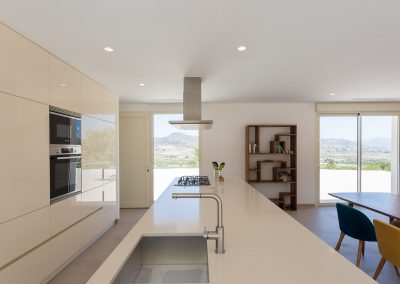 bancada de cocina Chalet minimalista en Hondon de las Nieves (Alicante) por Araque Maqueda