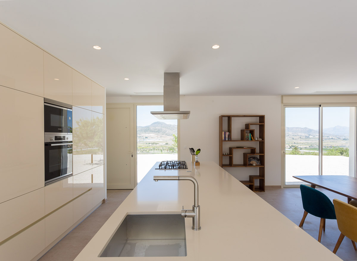 bancada de cocina Chalet minimalista en Hondon de las Nieves (Alicante) por Araque Maqueda
