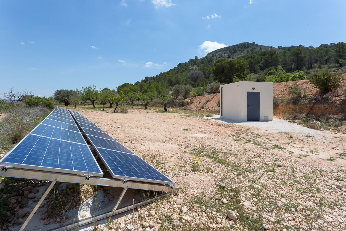 Placas solares de Chalet minimalista en Hondon de las Nieves (Alicante) por Araque Maqueda