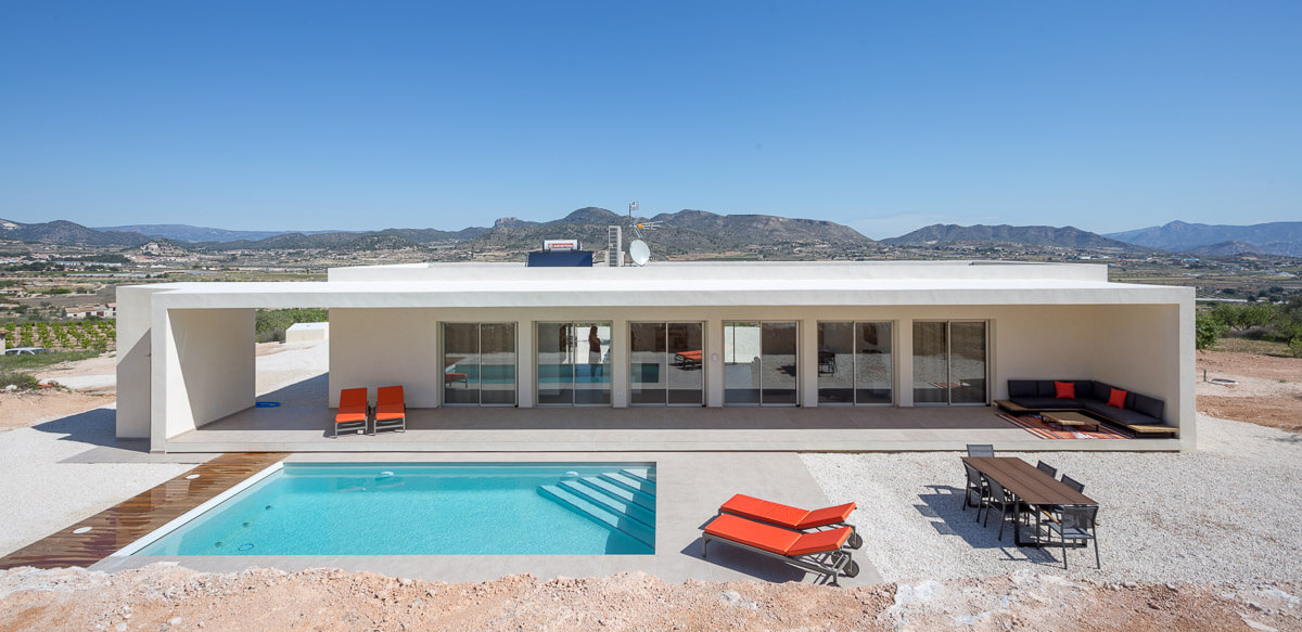 Piscina de Chalet minimalista en Hondon de las Nieves (Alicante) por Araque Maqueda