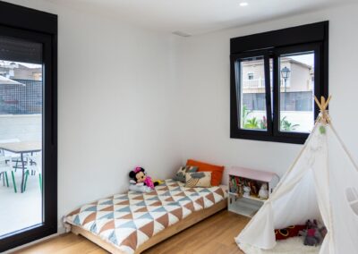 habitación infantil de Vivienda Minimalista por Araque Maqueda